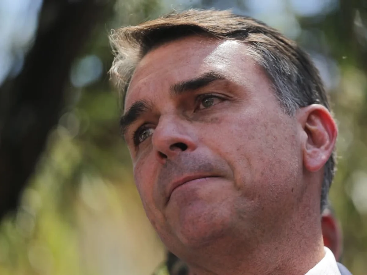 Lindbergh Farias aciona PF e pede investigação de Flávio no caso INSS