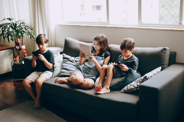 Apps de nudez por IA chegam a crianças e burlam controles parentais; entenda