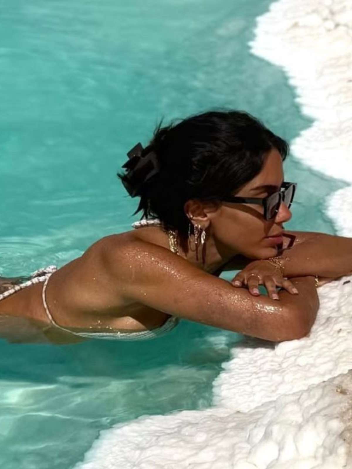 Anitta impressiona ao posar em cenário paradisíaco durante viagem ao Egito; veja fotos