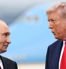 Trump e Putin conversando durante uma visita ao Alasca Foto: Reuters / BBC News Brasil