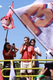 Celina e Grass apostam em motociata e carreata na véspera da do 1º turno