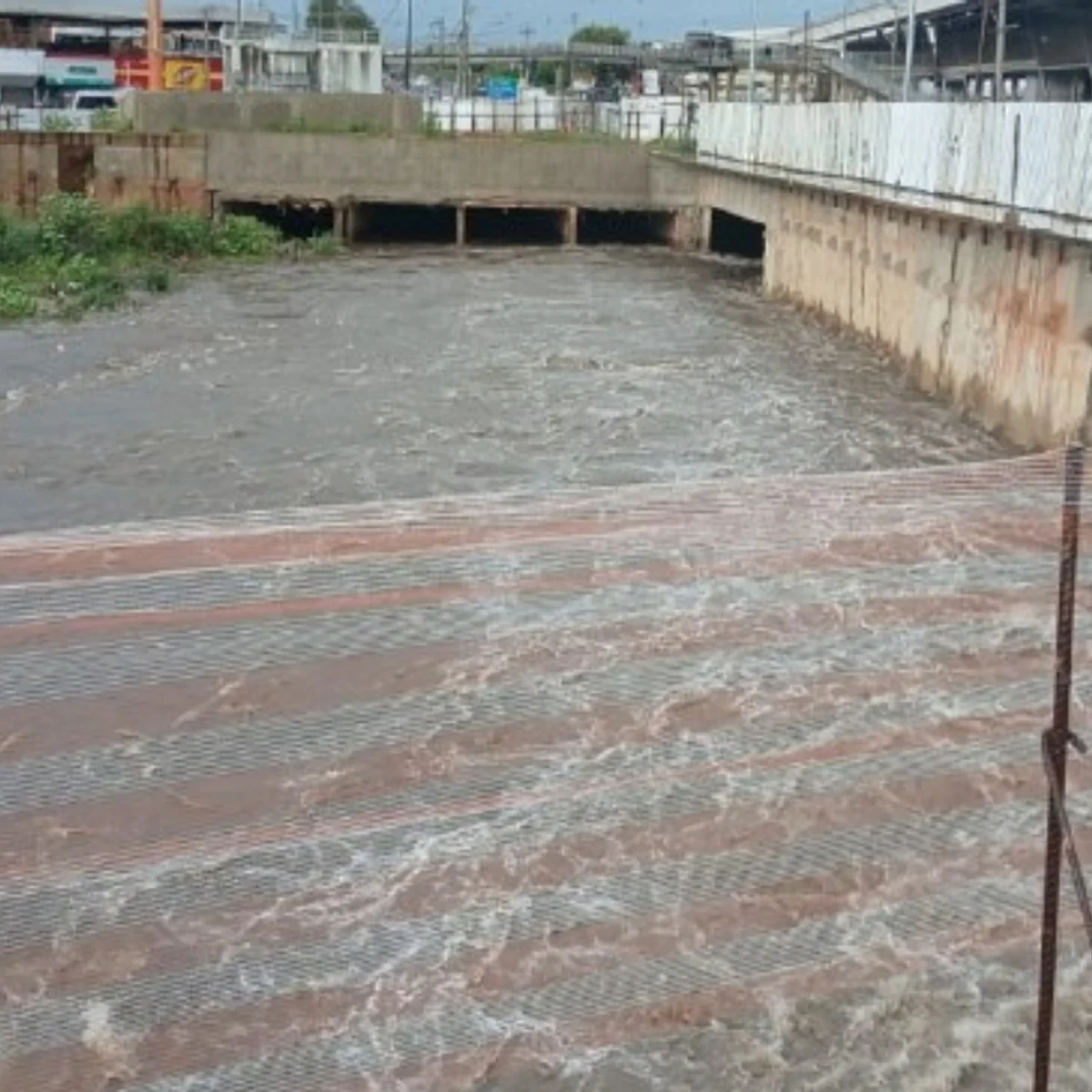 Chuva em BH: placa se solta e joga homem em córrego; bombeiros buscam