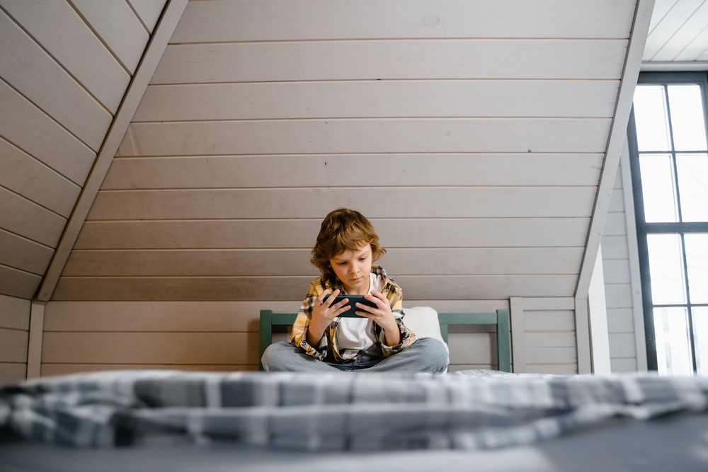 Apps de nudez por IA chegam a crianças e burlam controles parentais; entenda — Foto: Reprodução/Pexels/Mart Production