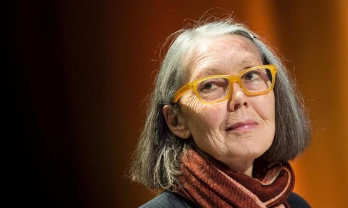 Prêmio Nobel de Literatura 2026 vai para a escritora canadense Anne Carson