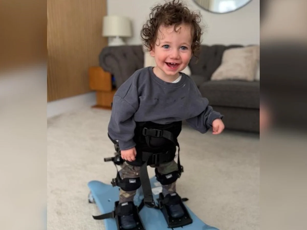 Bebê tem doença rara que pode causar paralisia em momentos de empolgação