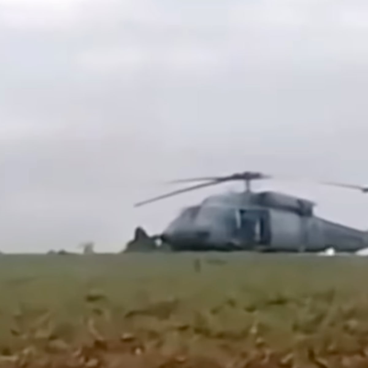 Helicóptero da FAB faz pouso preventivo em lavoura no Paraná e assusta moradores