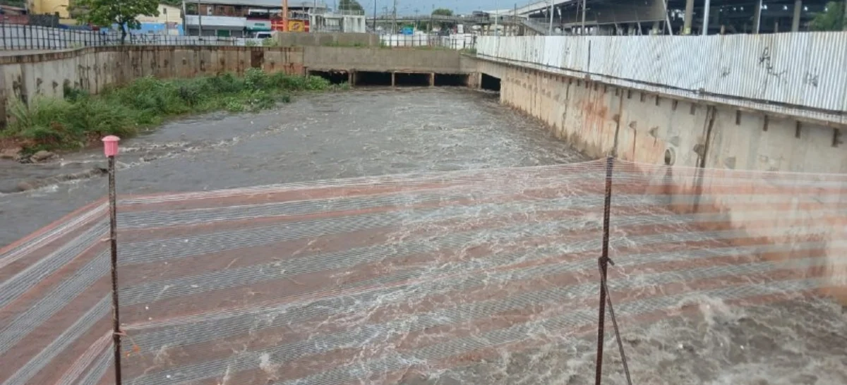 Imagem da matéria: Chuva em BH: placa se solta e joga homem em córrego; bombeiros buscam