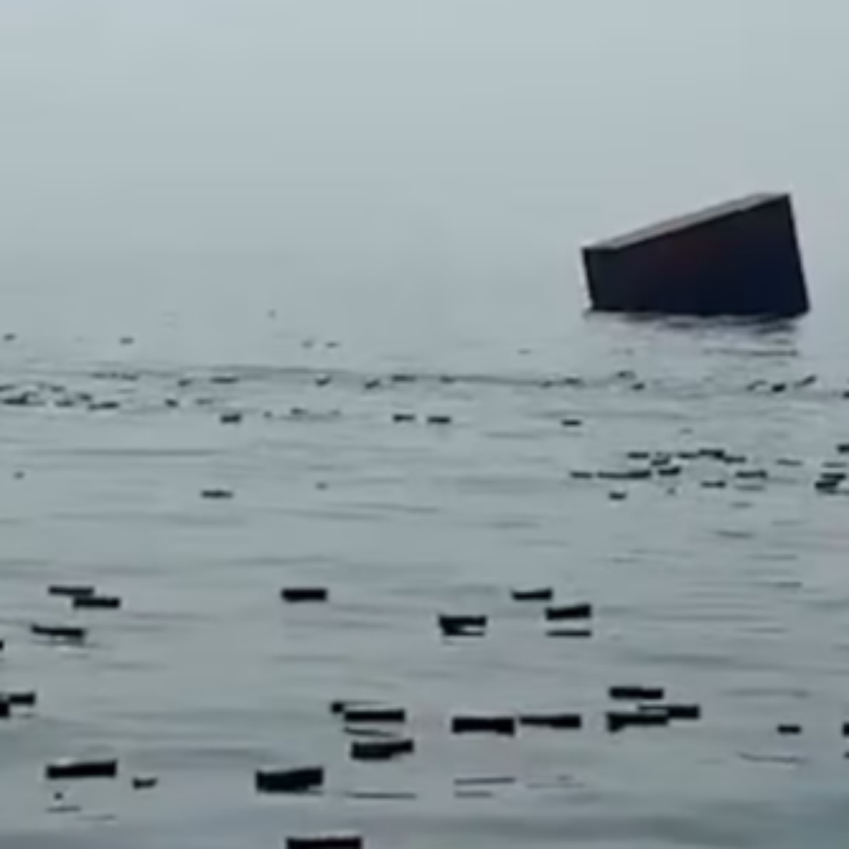 IPhones ficam à deriva no Estreito de Ormuz após navio ser atingido por mina; veja o vídeo