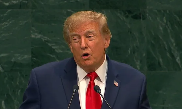 Trump elogia bumbum de Nicki Minaj durante comício nos EUA