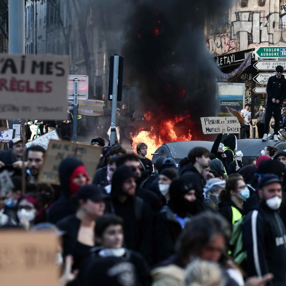 França anuncia novos toques de recolher após medidas ajudarem a conter protestos e saques no país