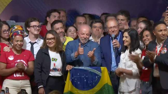 Tensão, choro e clima de velório: os bastidores da derrota de Flávio Bolsonaro no ‘QG’ em Brasília