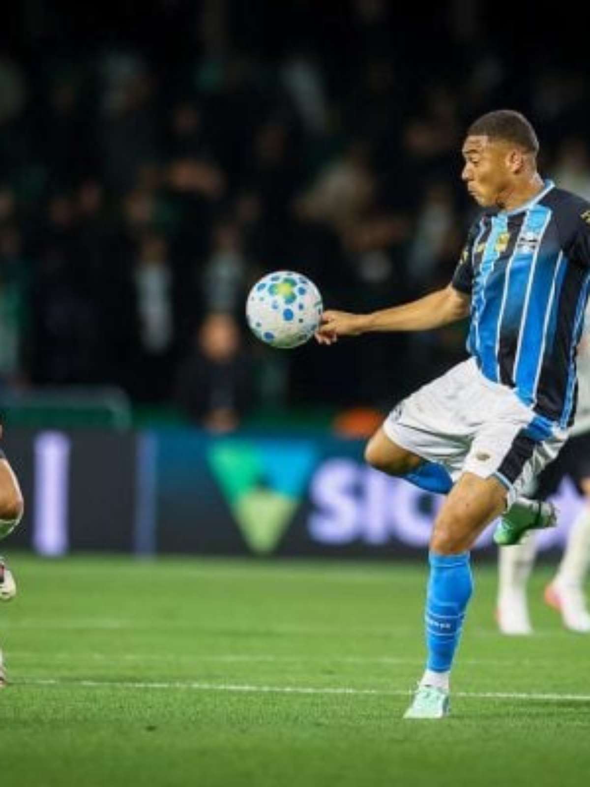 Com gol no fim, Grêmio bate Coritiba e vence a primeira como visitante