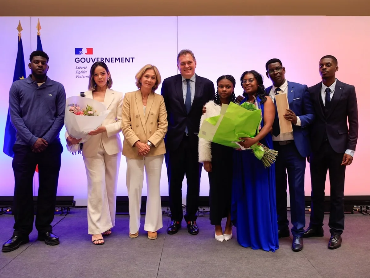 Mulher que salvou brasileira de estupro em trem na França é homenageada