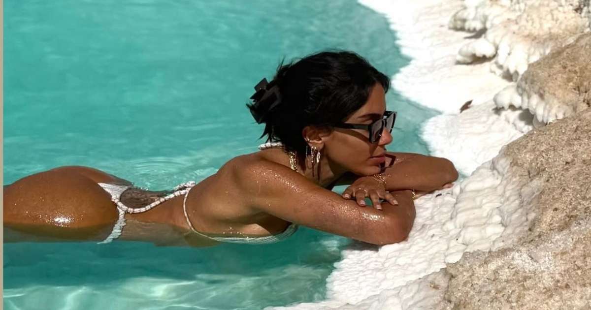 Anitta impressiona ao posar em cenário paradisíaco durante viagem ao Egito; veja fotos