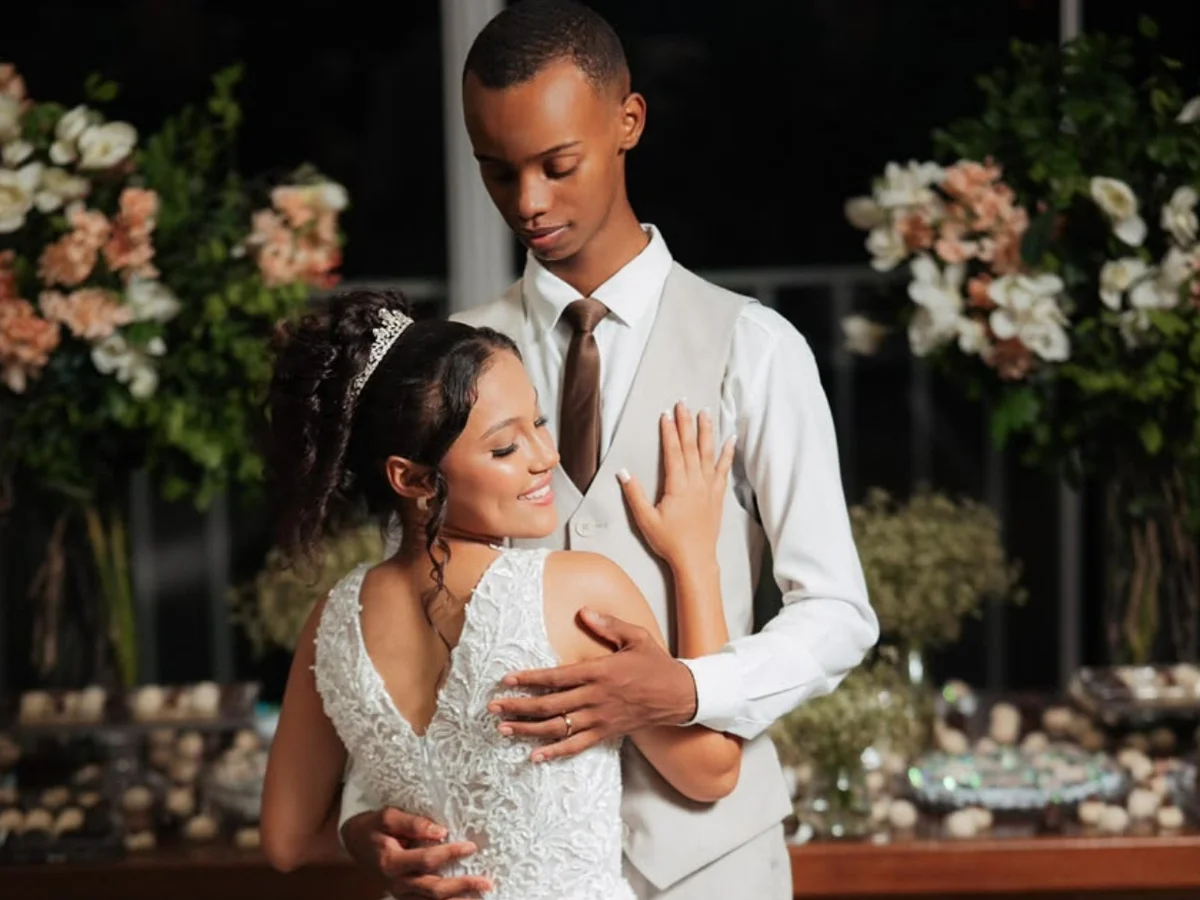 Jovem promete não chorar no casamento, mas desmaia duas vezes em Minas