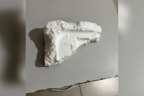 Homem simula arma com isopor para tentar roubar carro e acaba preso em MG