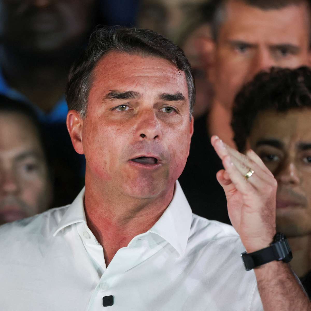 Tensão, choro e clima de velório: os bastidores da derrota de Flávio Bolsonaro no ‘QG’ em Brasília