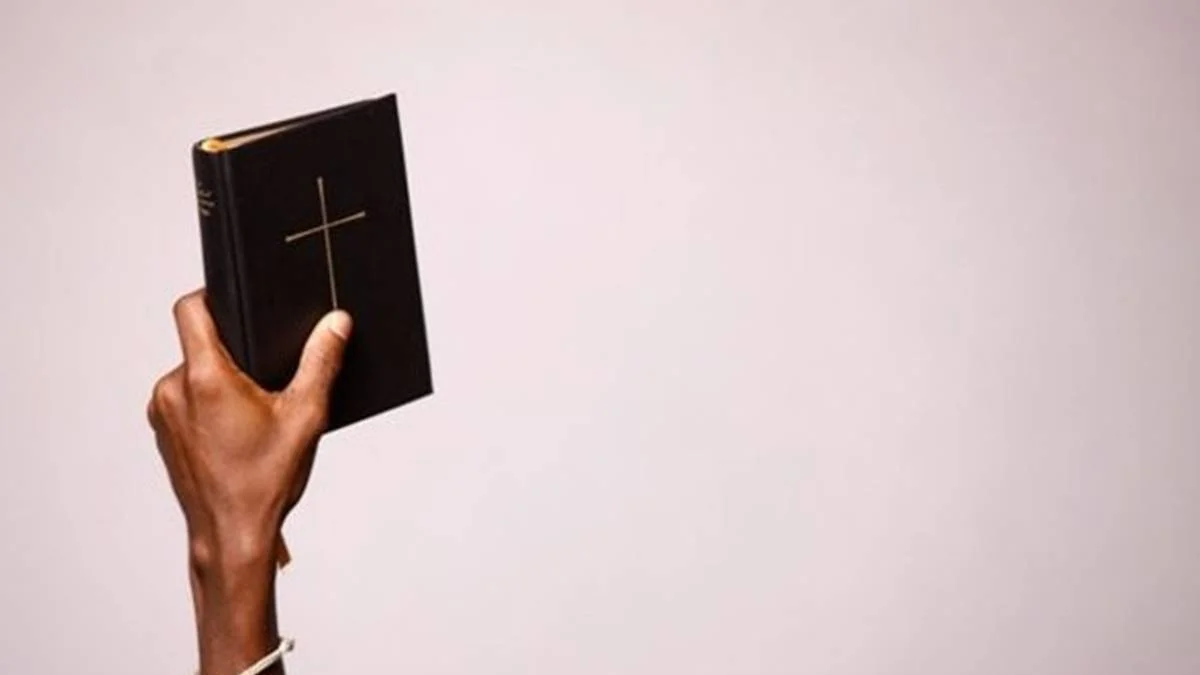 Pastor demitido após apresentar 88 atestados alegou intolerância religiosa