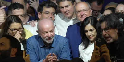 Lula chega para falar após ser eleito Foto: Reprodução/Globo