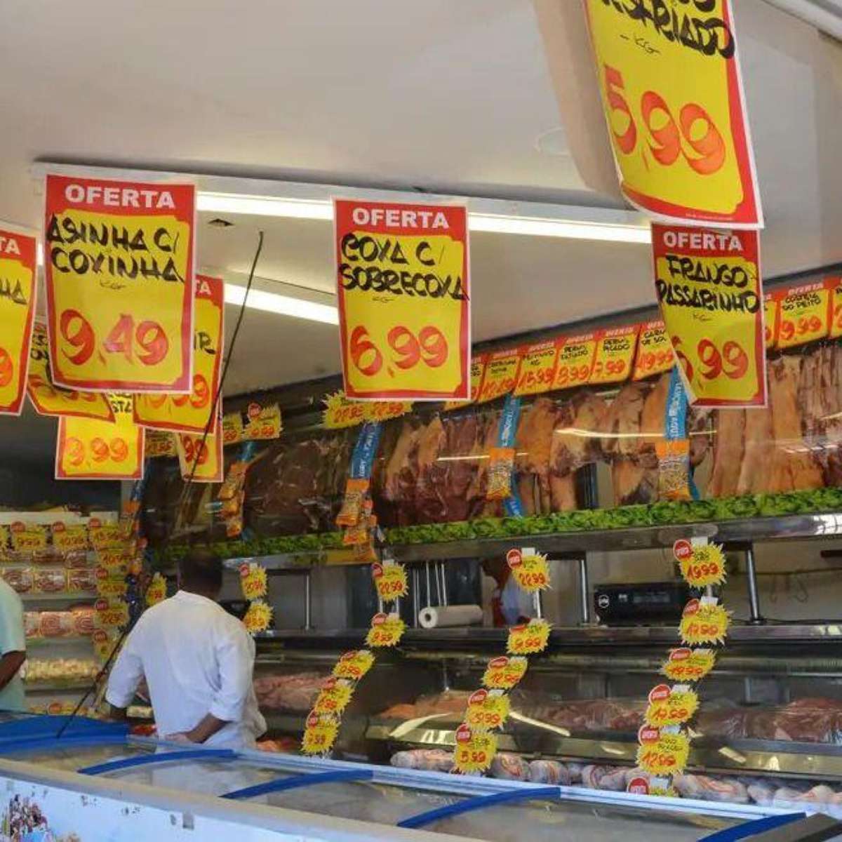 Os sinais vermelhos da economia em 2027 e o que Flávio e Lula propõem para eles