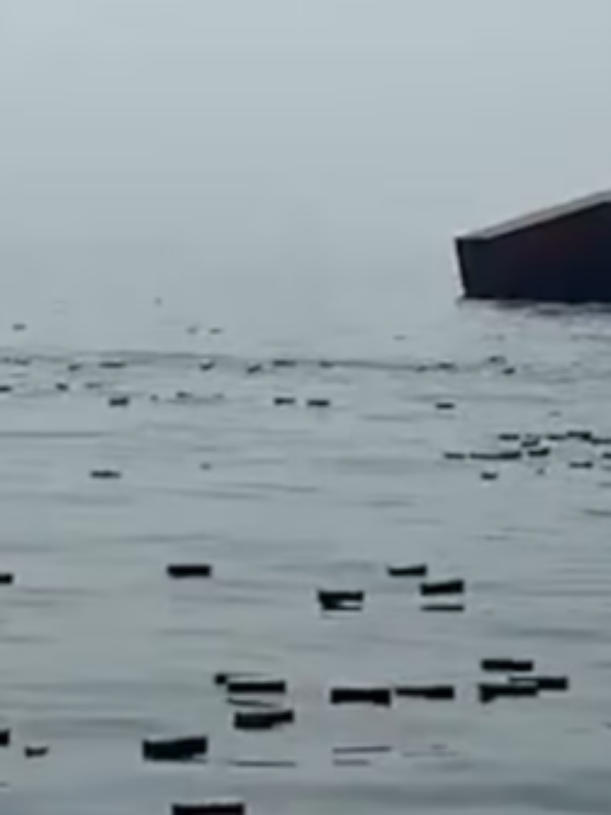 IPhones ficam à deriva no Estreito de Ormuz após navio ser atingido por mina; veja o vídeo
