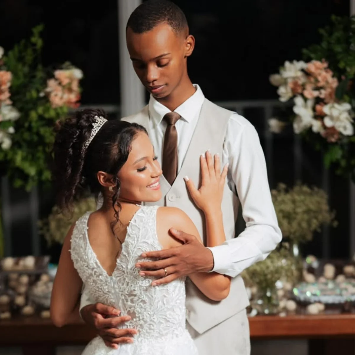 Jovem promete não chorar no casamento, mas desmaia duas vezes em Minas
