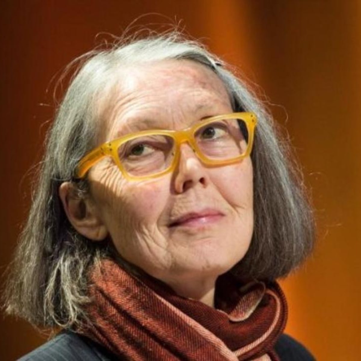Prêmio Nobel de Literatura 2026 vai para a escritora canadense Anne Carson