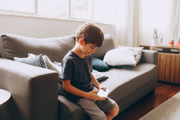 Apps de nudez por IA chegam a crianças e burlam controles parentais; entenda