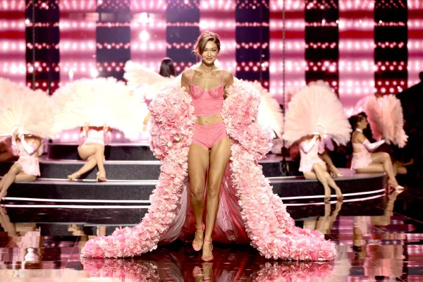 Victoria's Secret é criticada por rejeitar Angels e escalar influenciadores