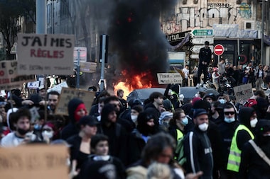 França anuncia novos toques de recolher após medidas ajudarem a conter protestos e saques no país