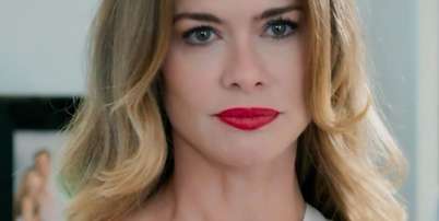 Alinne Moraes caracterizada para interpretar Vanessa Foto: Reprodução | Globoplay
