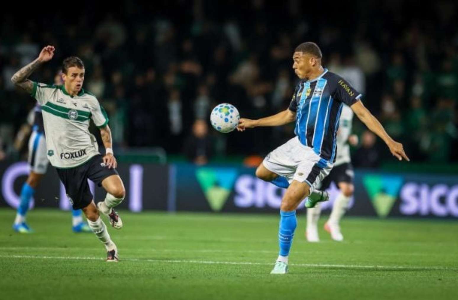 Gr&ecirc;mio teve uma boa atua&ccedil;&atilde;o e venceu o Coritiba no Couto Pereira &ndash; FOTO: LUCAS UEBEL/GREMIO FBPA