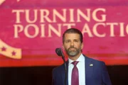 Donald Trump Jr. discursa durante o serviço memorial do ativista político Charlie Kirk no State Farm Stadium, em 21 de setembro de 2025