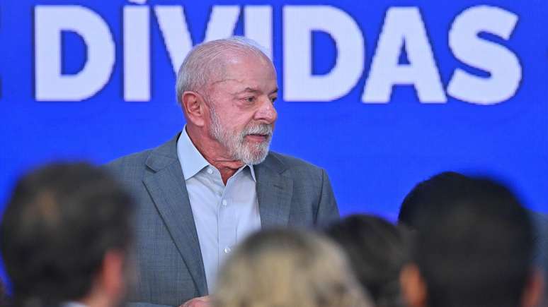 Os sinais vermelhos da economia em 2027 e o que Flávio e Lula propõem para eles