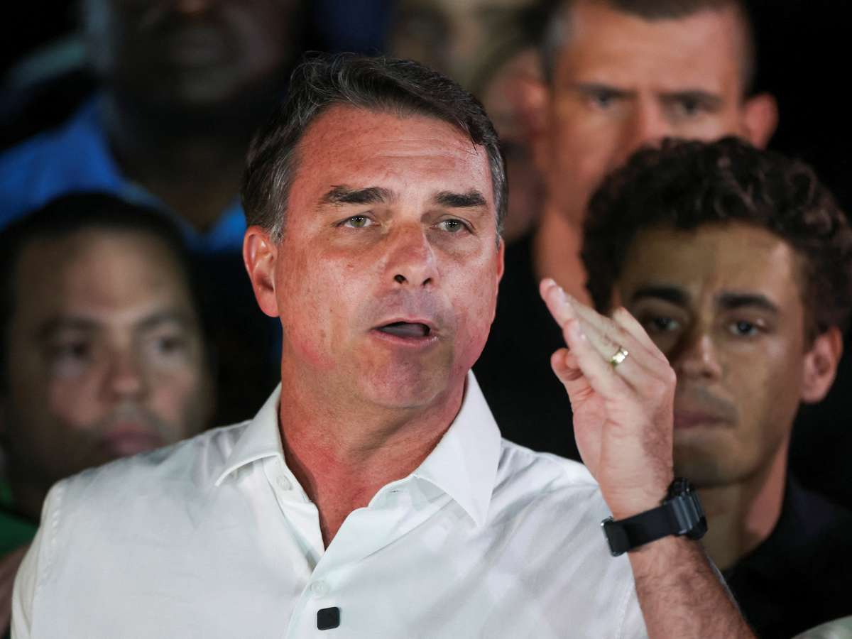 Tensão, choro e clima de velório: os bastidores da derrota de Flávio Bolsonaro no ‘QG’ em Brasília