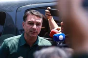 Flávio Bolsonaro herdou o lugar do pai como principal opositor de Lula na eleição presidencial
