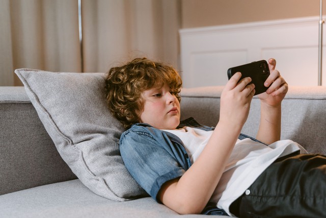 Apps de nudez por IA chegam a crianças e burlam controles parentais; entenda