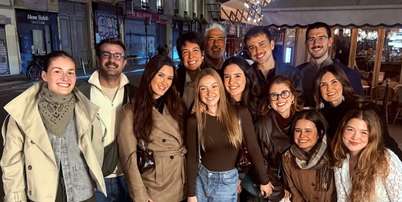 O animado grupo que se reuniu em Paris para o aniversário dos trigêmeos Foto: Reprodução