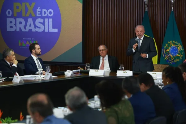 Por virada, ministros de Lula montam força-tarefa e se revezam em entregas